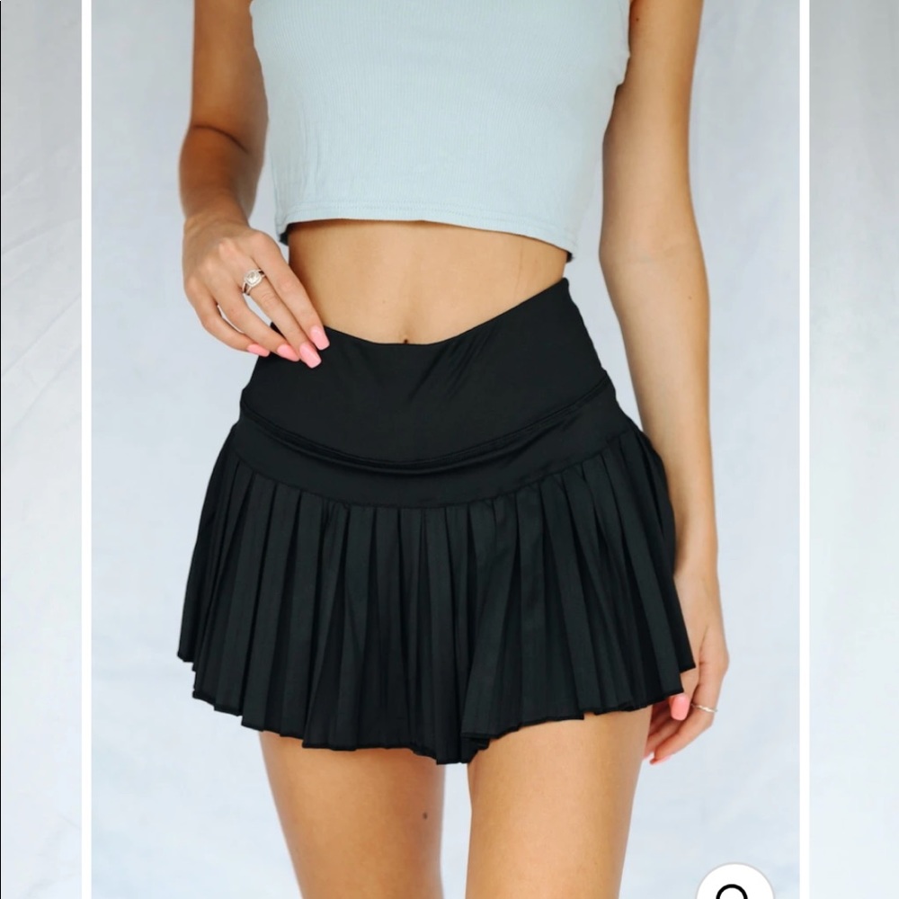 Gold hinge black pleated tennis skirt